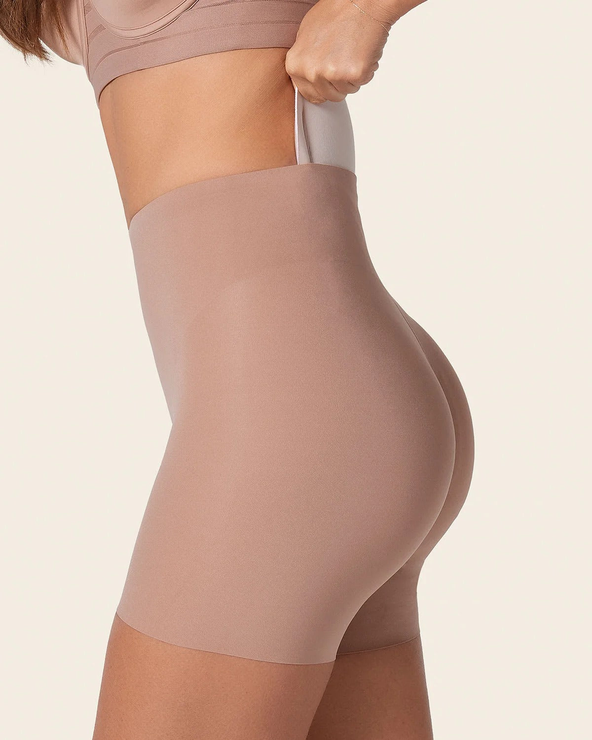 Short faja con relleno extraíble levanta glúteos Leonisa 012889